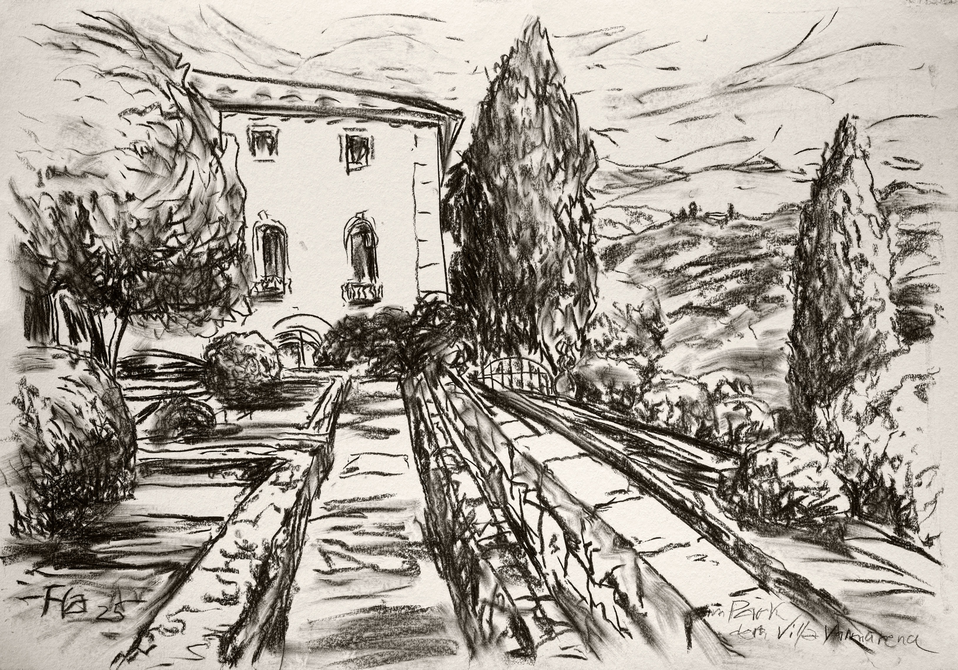 Bildtitel: Im Park der Villa Valmarana ai Nani mit der Foresteria Kurzbeschreibung: Die Schwarz-Weiß-Zeichnung zeigt den Blick durch einen terrassierten Garten auf die Foresteria (das Gästehaus) der Villa Valmarana ai Nani. Von unten führt eine breite, gepflasterte Treppenanlage mit seitlichen Einfassungen in der Bildmitte nach oben zum hellen, zweigeschossigen Gebäude. Die Fassade weist im Obergeschoss zwei markante, rundbogige Fenster mit kleinen Balkonen auf. Die Treppe wird von hohen, schlanken Zypressen flankiert, wobei eine besonders große, dunkel schraffierte Zypresse direkt rechts neben dem Gebäude emporragt. Weitere Büsche und Bäume rahmen die Szenerie links ein. Im Hintergrund rechts öffnet sich der Blick auf eine hügelige Landschaft. Der Himmel ist mit dynamischen, horizontalen Kohlestrichen skizziert. Unten links befindet sich die Signatur des Künstlers, unten rechts die Beschriftung "Park der Villa Valmarana". Technik: Kohlestift auf Karton, 100 x 70 cm, 2025 Künstler: Peter Flachmann (Diese Kurzbeschreibung wurde mit KI erstellt.)