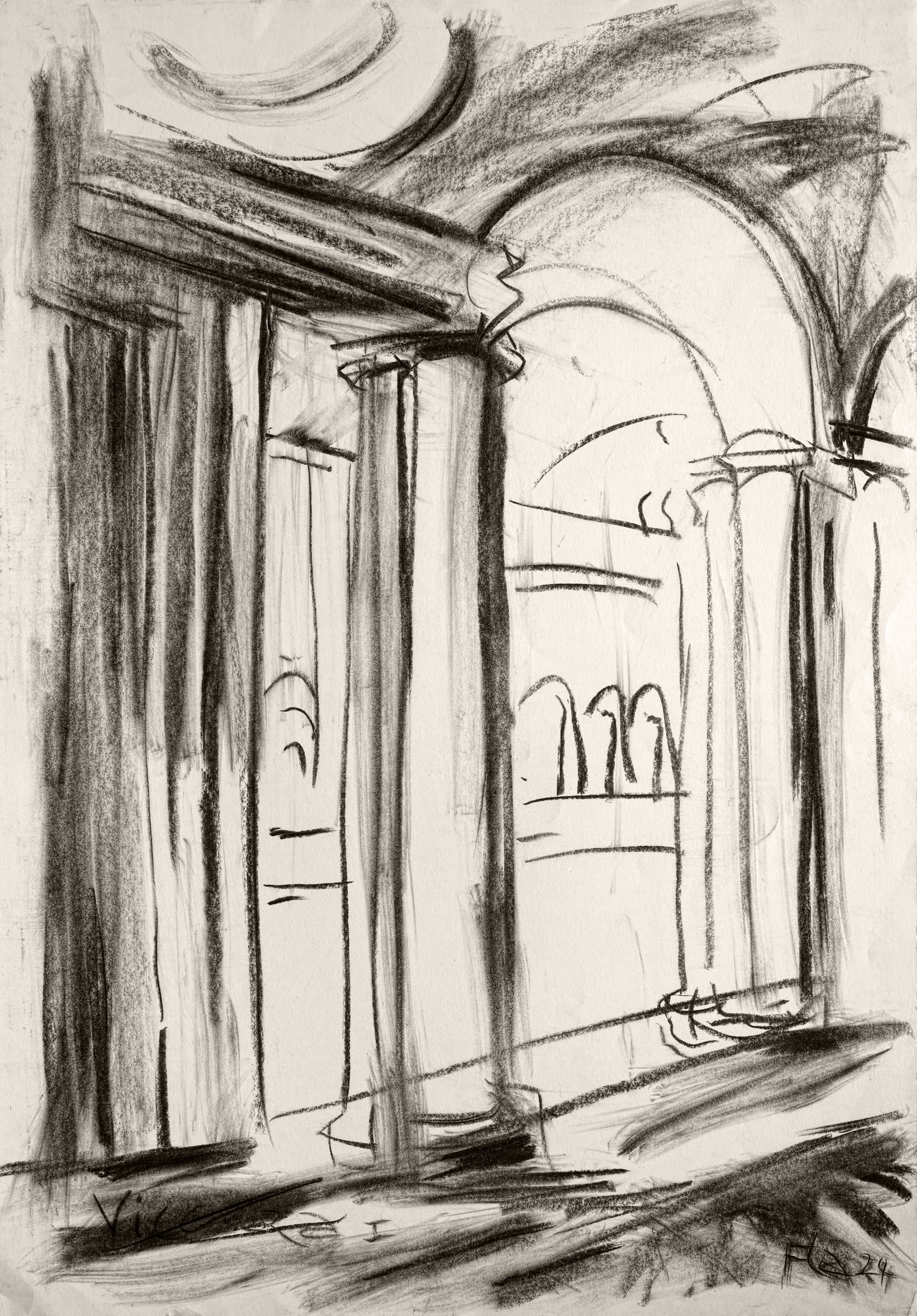 Bildtitel: Säulen der Arkade in der Basilica Palladiana, Vicenza I Kurzbeschreibung: Die Schwarz-Weiß-Zeichnung zeigt einen detailreduzierten, skizzenhaften Blick auf die massiven Säulen und Rundbögen einer Arkade. Im Vordergrund dominieren zwei kräftige Säulen mit starken, dunklen Schraffuren, die ein massives Gesims tragen. Durch den rechten Bogen hindurch öffnet sich der Blick auf eine zweite architektonische Ebene, wo zart angedeutete, schmale Bögen oder Fensterreihen zu erkennen sind. Die Zeichnung zeichnet sich durch einen spontanen, expressiven Strich aus, der sowohl harte Konturen als auch weiche, verwischte Kohlestift-Flächen nutzt. Am unteren Rand sind der Titel "Vicenza I" sowie die Künstlersignatur zu sehen. Technik: Kohlestift auf Karton, 70 x 100 cm, 2024 Künstler: Peter Flachmann (Diese Kurzbeschreibung wurde mit KI erstellt.)