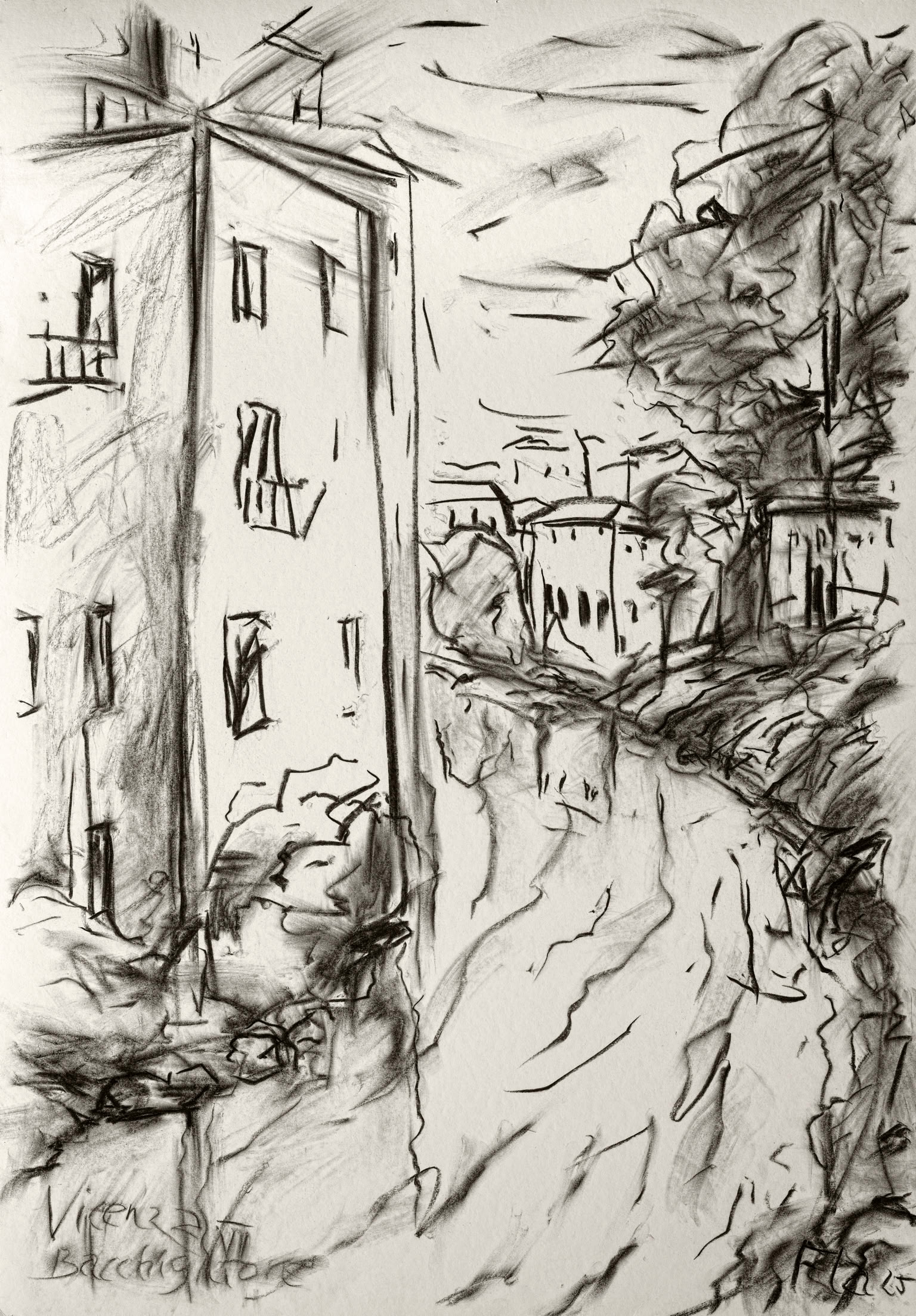 Bildtitel: Blick von der Brücke San Paolo auf den Fluss Retrone in Vicenza II Kurzbeschreibung: Die Schwarz-Weiß-Zeichnung zeigt eine expressive Skizze einer Stadtlandschaft an einem Gewässer. Auf der linken Bildseite ragt ein schmales, hohes Gebäude mit mehreren, teils offen wirkenden Fenstern und einem kleinen Balkon empor. Rechts daneben deutet sich eine Brücke oder ein Uferweg an, der zu weiteren, flacheren Häuserzeilen im Hintergrund führt. Am rechten Bildrand wuchern großflächig skizzierte Baumkronen. Im unteren Bereich der Zeichnung fließt der Fluss, dessen Wasseroberfläche mit starken, wellenförmigen Schraffuren und Lichtreflexen (weiße Aussparungen) lebendig dargestellt ist. Die Linienführung ist rasant und spontan, eingefangen mit kräftigen Kohlestrichen. Am unteren Rand befinden sich die Beschriftung "Vicenza", ein teilweise lesbarer Titel und die Signatur des Künstlers. Technik: Kohlestift auf Karton, 2025 Künstler: Peter Flachmann (Diese Kurzbeschreibung wurde mit KI erstellt.)
